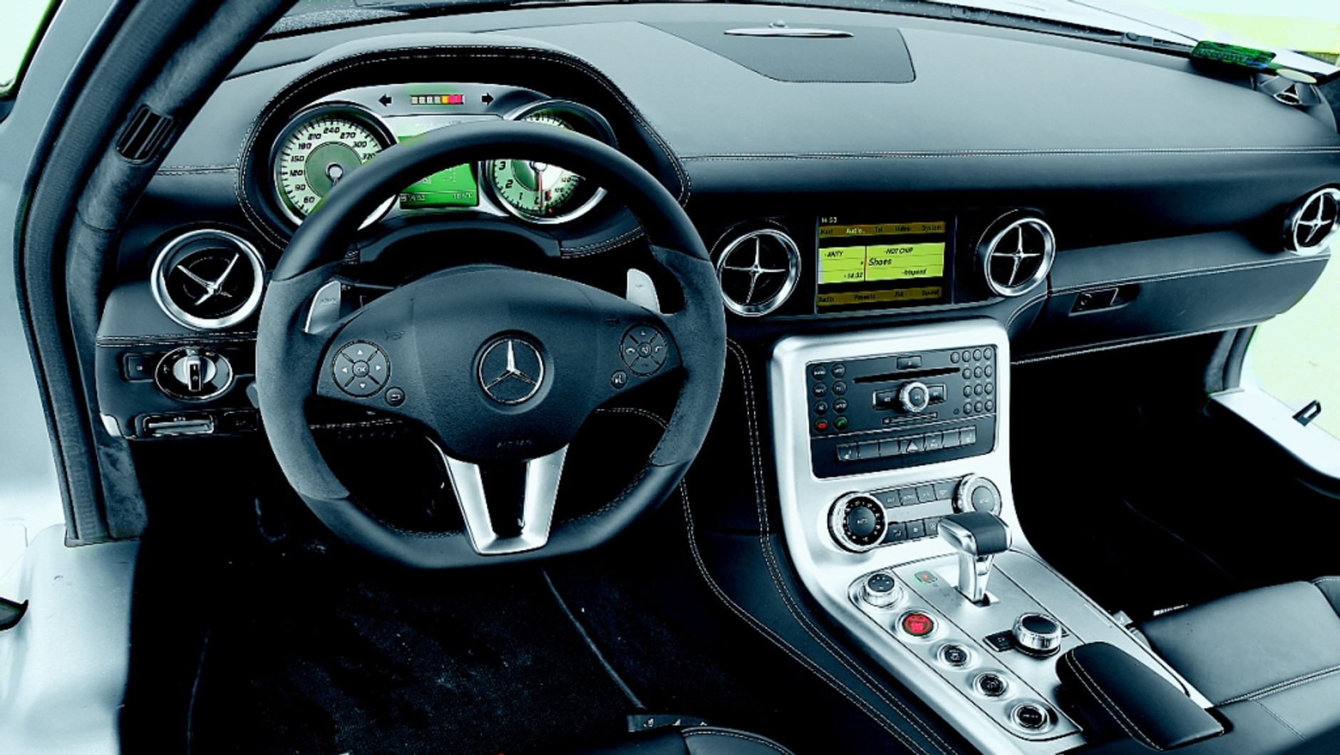 Mercedes SLS wczoraj i dziś: dwa wcielenia skrzydlaka, to lepsze niż latanie