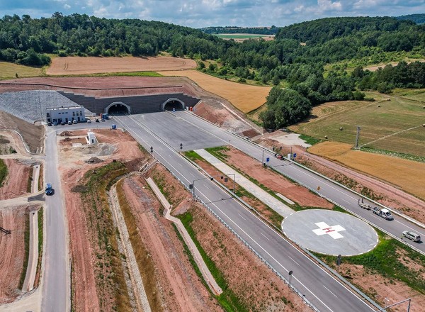 Działa od kilku dni i przyciąga piratów drogowych. Rekord w nowym tunelu na S3