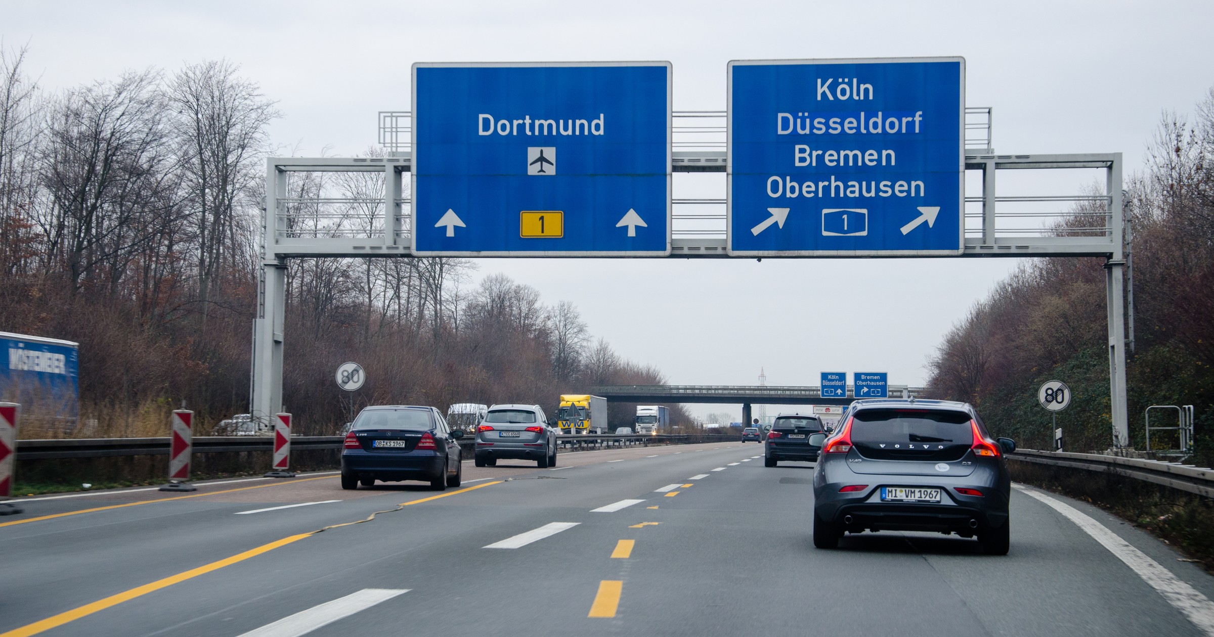 Niemiecka autostrada z widocznym końcem ograniczenia prędkości - zdjęcie ilustracyjne