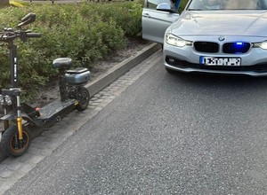 Policjanci z grupy Speed złapali kierowcę hulajnogi na gorącym uczynku. Nielegalny i zdumiewający dodatek