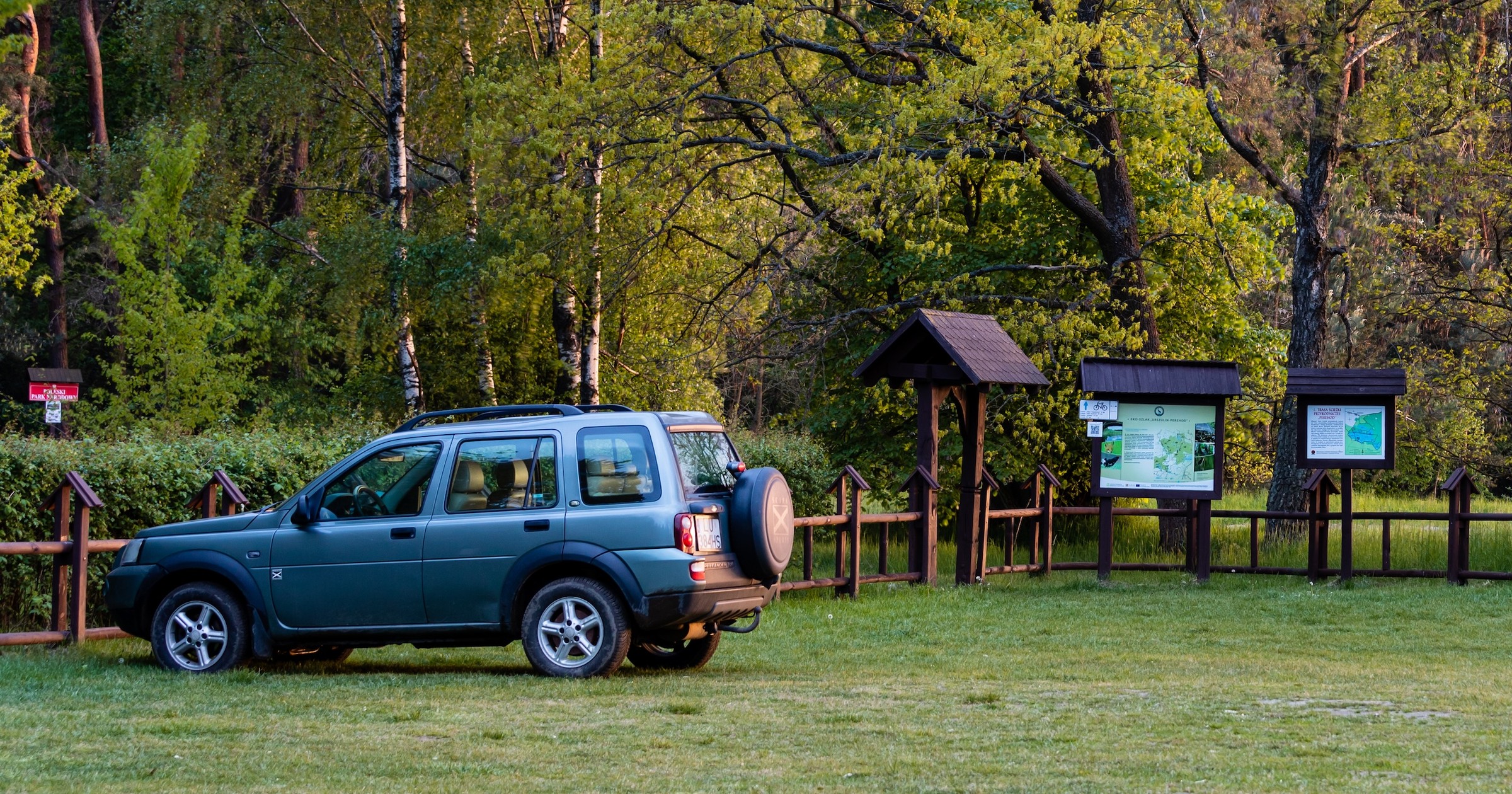 Parking w pobliżu lasu