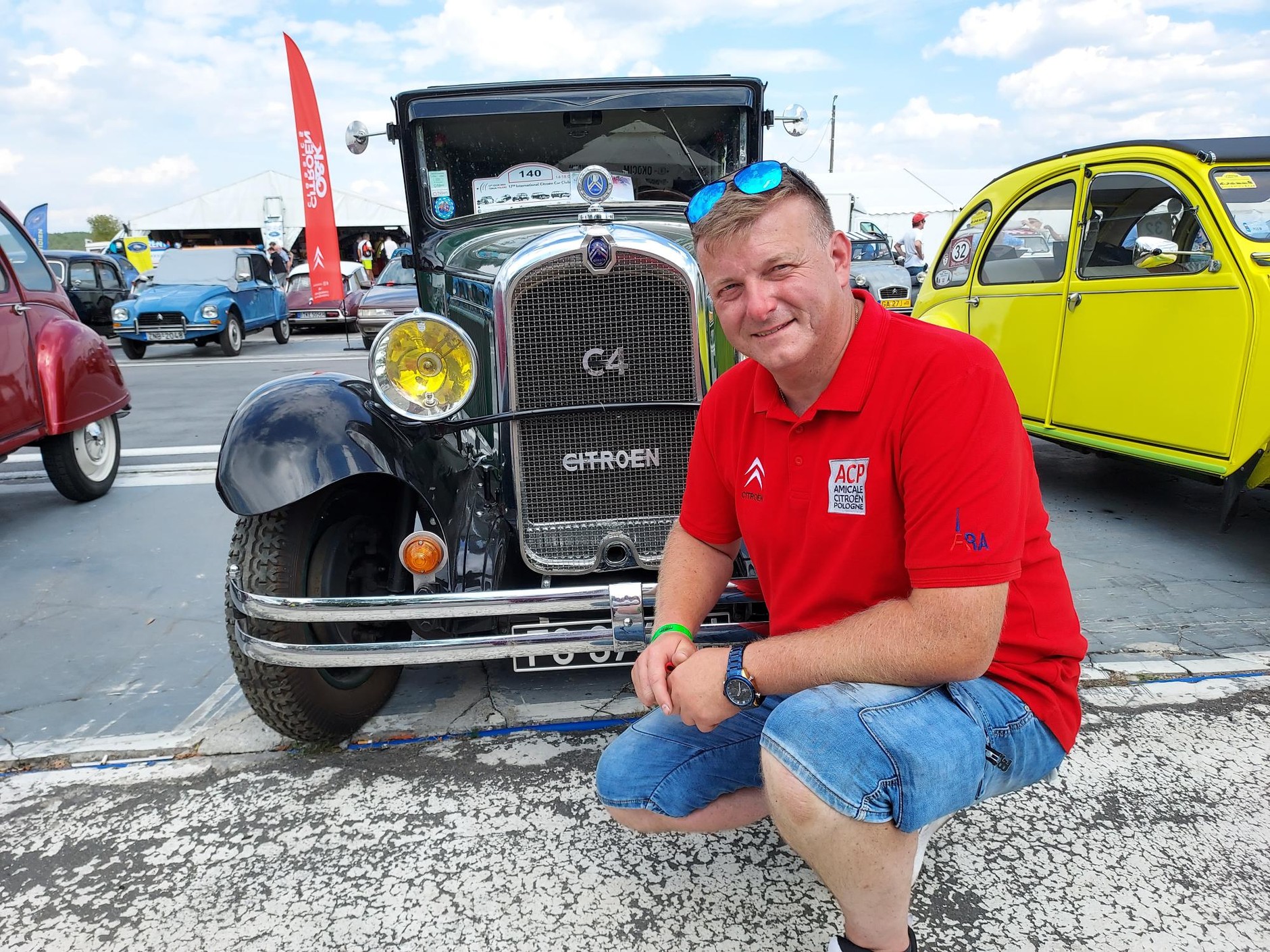 Zlot Citroenów w Toruniu. Konrad Dula – prezes klubu Amicale Citroen Pologne. O Citroenach wie wszystko, ma ich kolekcję, prowadzi warsztat zajmujący się odrestaurowywaniem zabytkowych Citroenów