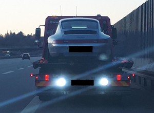 Zlicytują pożyczone porsche, bo kierowca jechał 210 km/h. Tak działa prawo w Danii