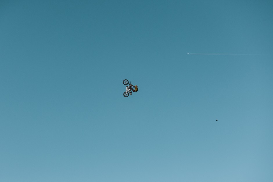 Red Bull Tom Pagès wyskoczył z klifu wprost w przepaść