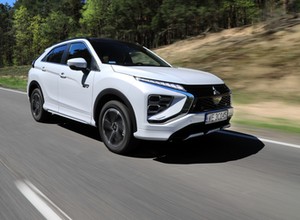Dobra hybryda, auto takie sobie - sprawdzamy odmienionego SUV-a Mitsubishi