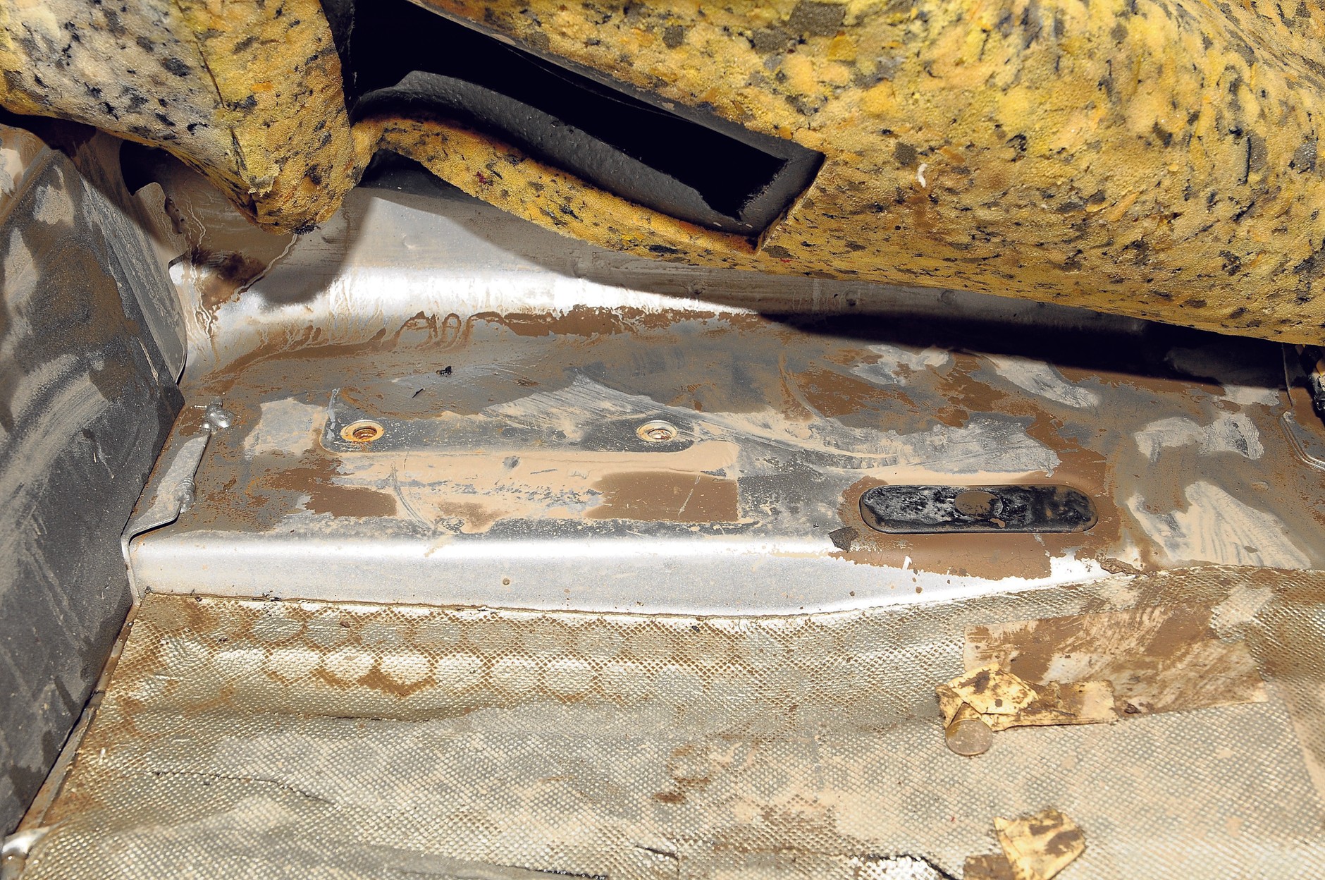 Przy pobieżnym osuszaniu pod tapicerką często zostają ślady wilgoci i mułu