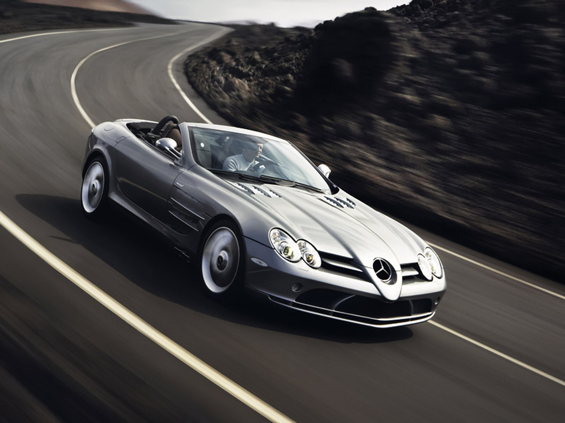 Mercedes-Benz SLR McLaren Roadster – kwiaty we włosach potargał wiatr...