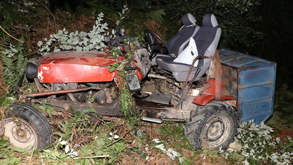 Traktorzysta zginął, jadąc traktorem. Przygniotła go własna maszyna
