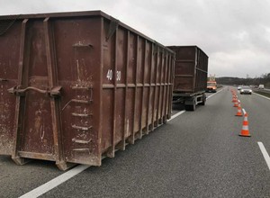 Zostawił niemałą niespodziankę dla kierowców na S8. Policja musiała zwęzić trasę