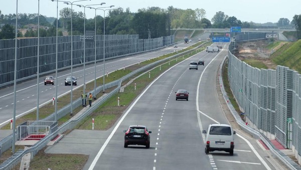 Jazda lewym pasem z maksymalną prędkością. Jeśli prawy jest wolny, może być duży mandat