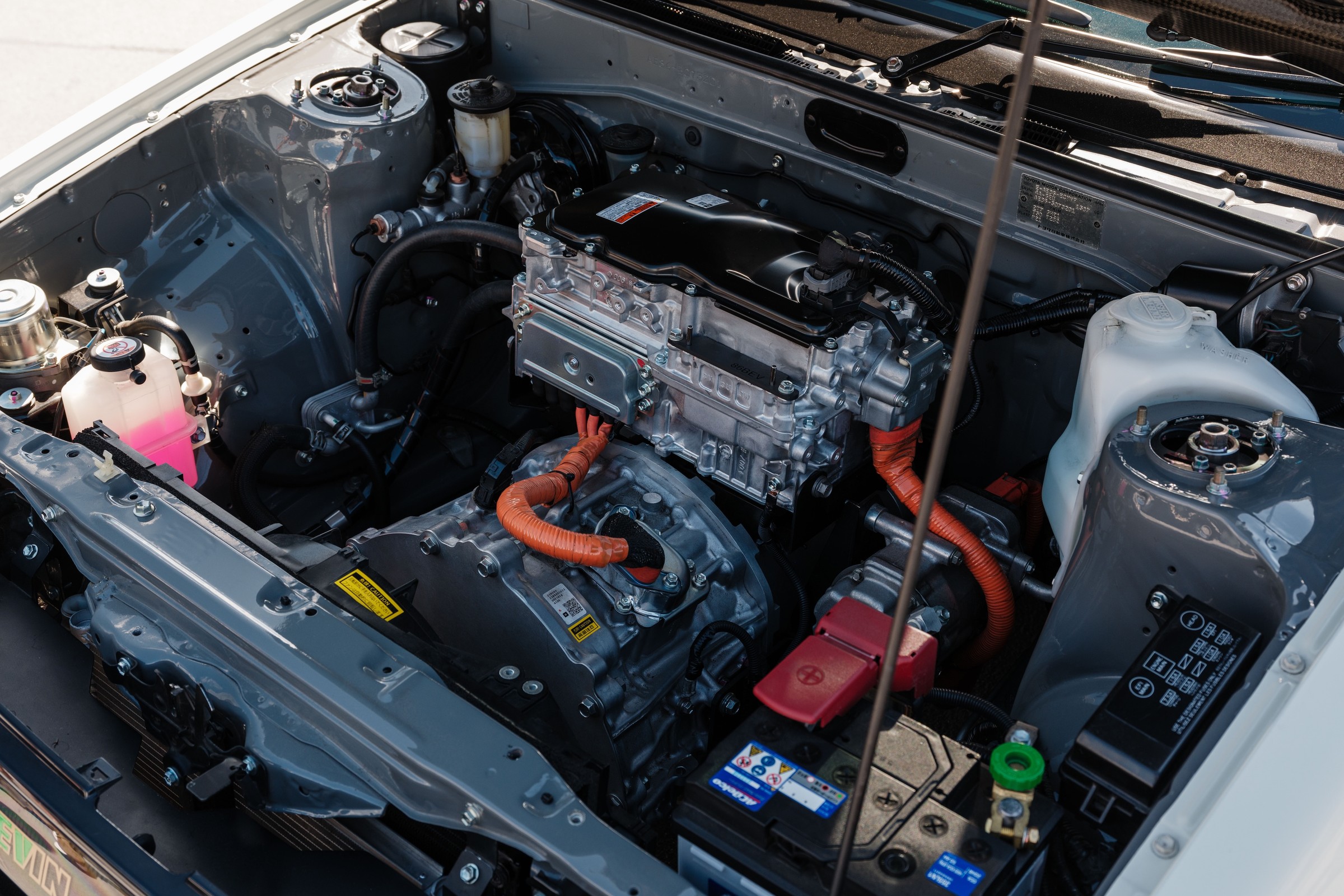 Włożyli napęd z Lexusa do Toyoty z lat 80. Elektryk ma ręczną skrzynię biegów