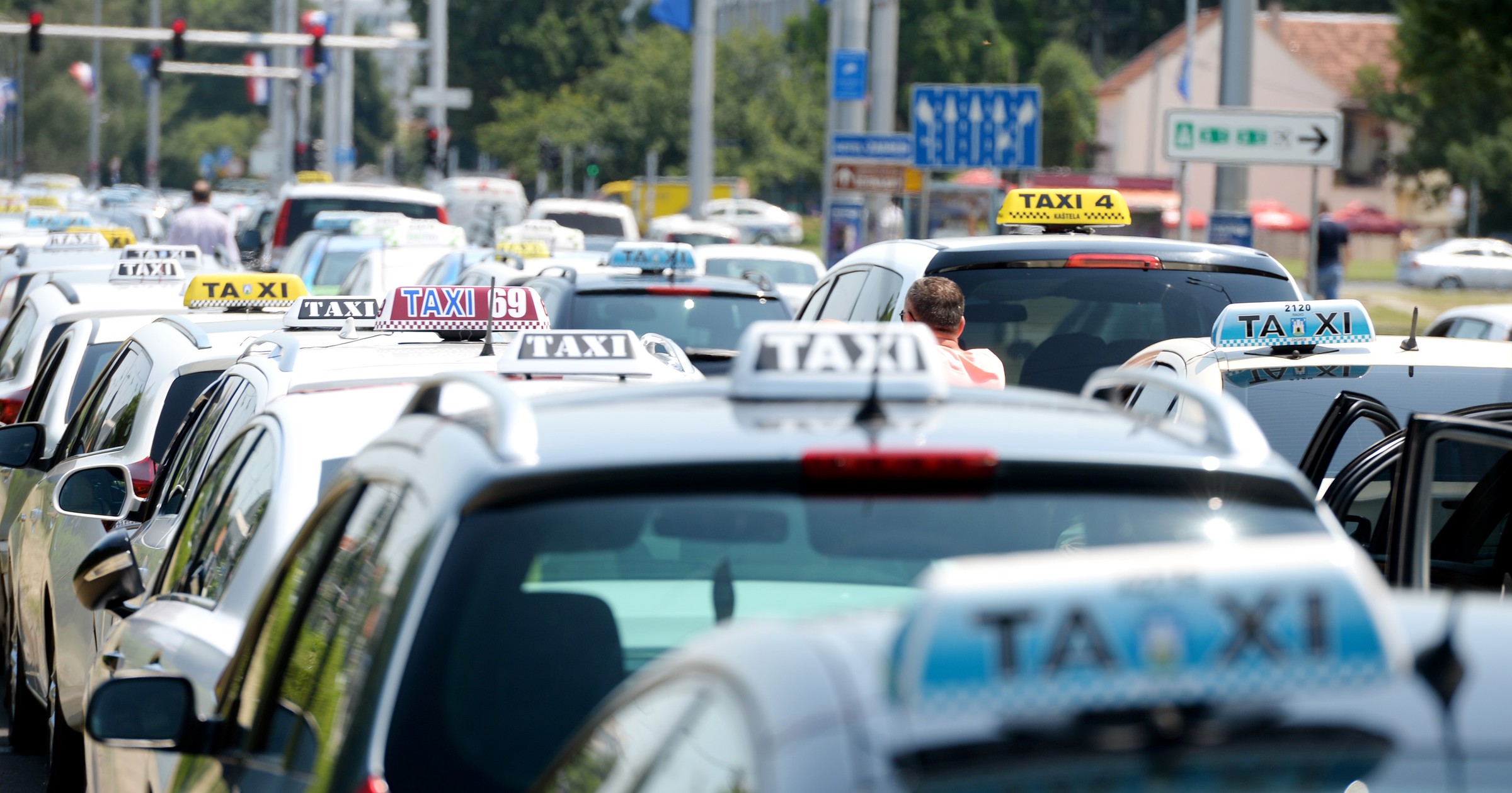 Demonstracja taksówkarzy przeciw Uberowi w Zagrzebiu