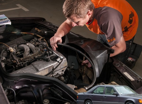 Mercedes może być prosty w serwisie. Obsługa wersji W124 200D