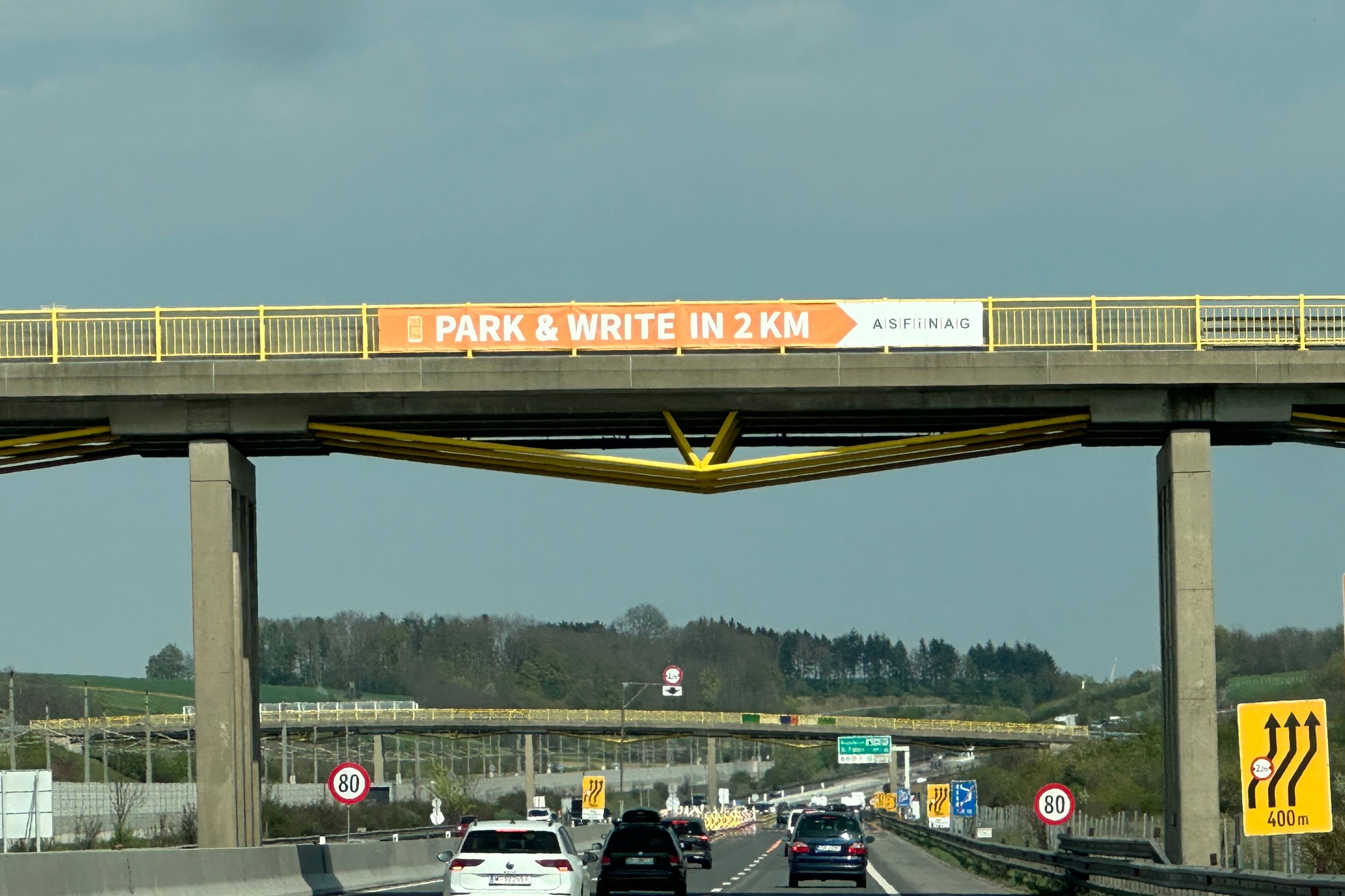 Takiego baneru jeszcze nie widziałem. W Austrii zrobili miejsca "Park&Write". Po co są?