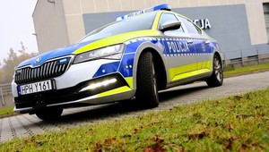 Kierowca opla uderzył w znak i próbował uciekać. Zatrzymał go policjant po służbie