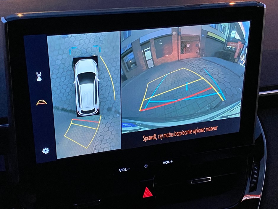 Toyota Corolla Cross to jeden z  modeli, do których mogły trafić kamery z wadliwymi obudowami. W razie awarii na ekranie nie pojawia się obraz z kamery.
