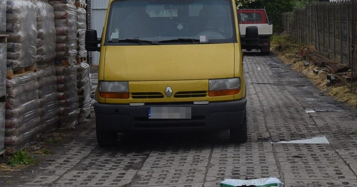 Cofał busem i nie zauważył przechodzącej 72-latki. Tragedia pod sklepem