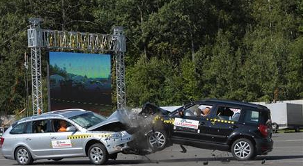 Co zostało po zderzeniu przy prędkości 90 km/h Škody Yeti z Superbem