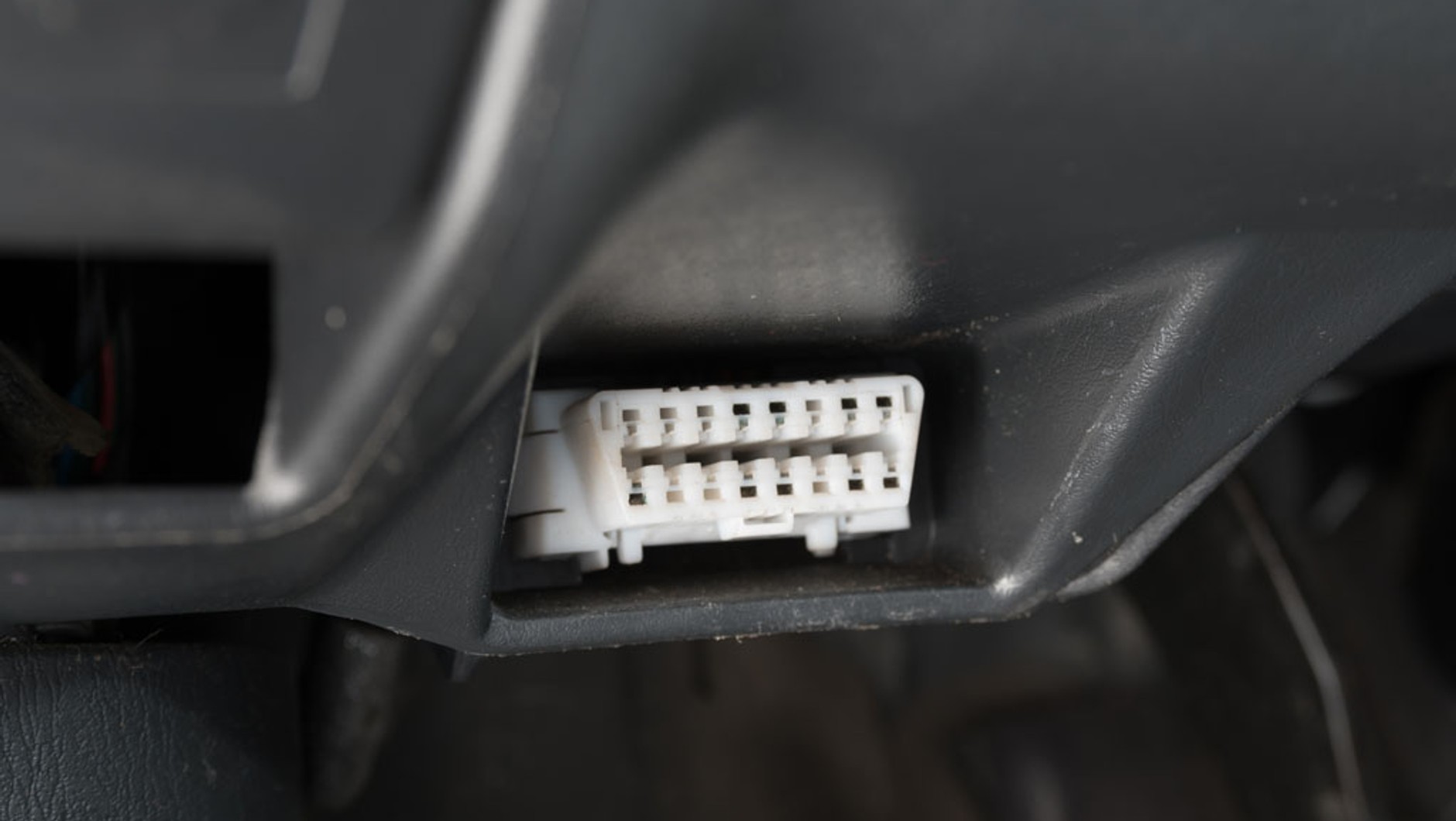 Do gniazda OBD2 można podłączyć specjalny moduł i wykorzystać darmową aplikację. Taką ofertę przygotowały Mercedes i Volkswagen