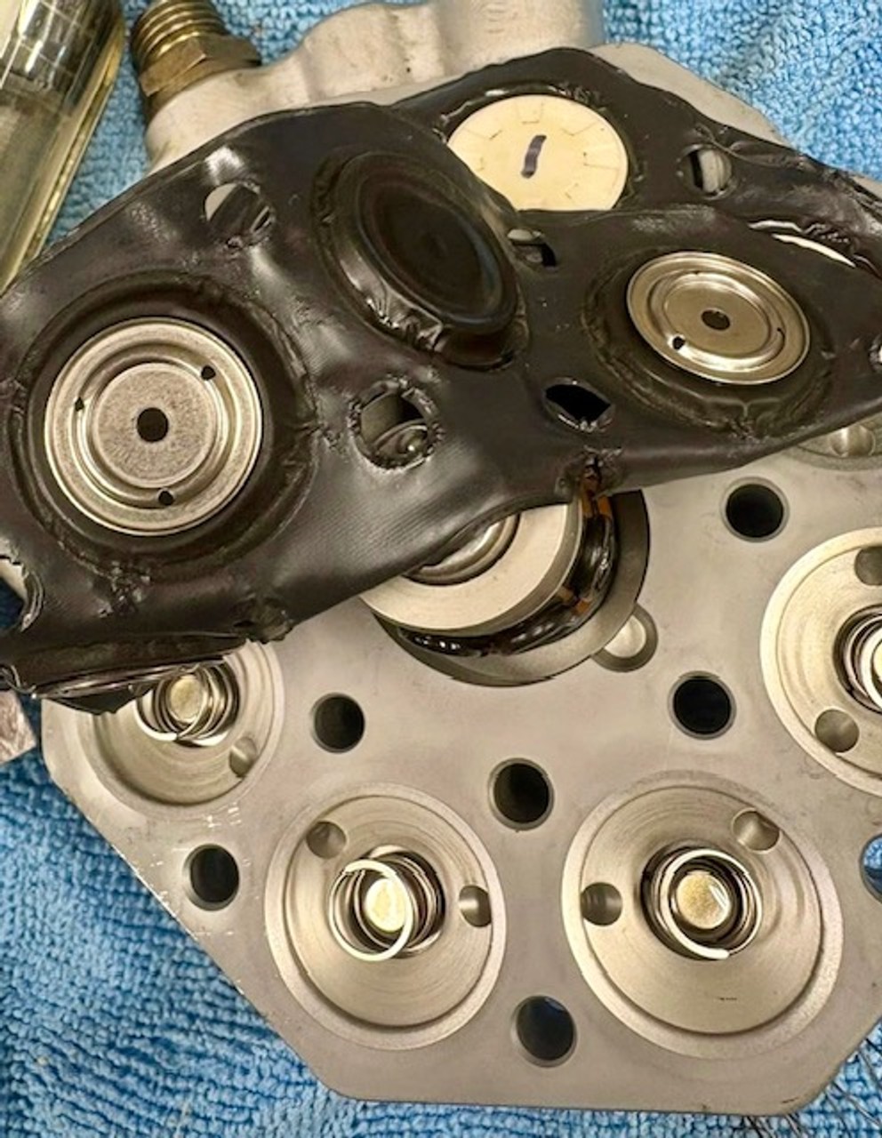Oryginalne membrany stosowane w układach wtrysku mechanicznego w wielu kultowych klasykach psują się pod wpływem paliwa z dużą domieszką bioetanolu. Rozwiązanie: albo tankować tylko paliwa E5 premium (98 oktanów lub więcej), albo wymienić cały układ wtryskowy na nowy – co niekiedy przekracza wartość starego auta.