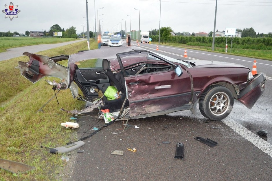 Po zderzeniu Audi rozpadło się na dwie części
