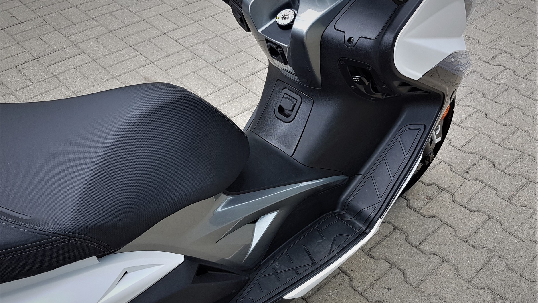 Kymco Xciting 400i - podesty na nogi