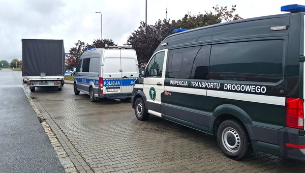 Pokazali inspektorom ITD po dwa dowody rejestracyjne. Sprawę przejęła policja
