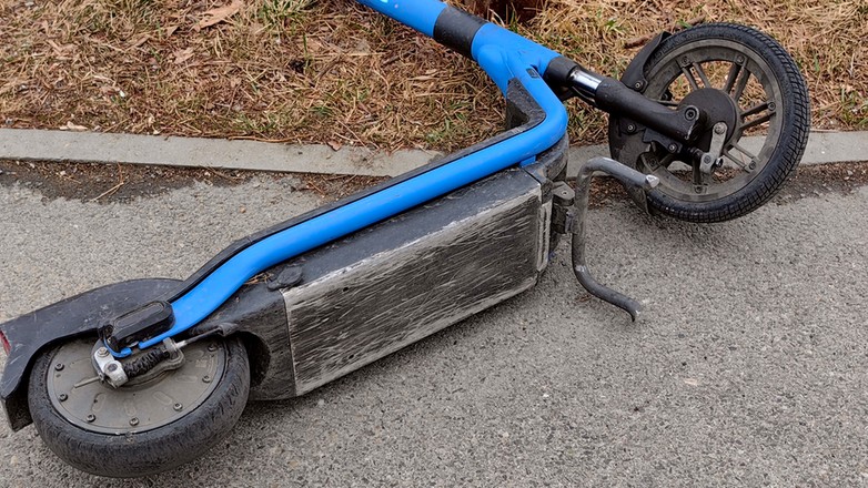 Przewrócona hulajnoga elektryczna (fot. zdj. ilustracyjne)