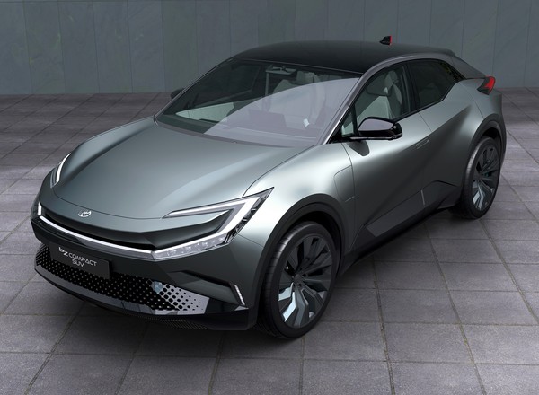Toyota nie chciała produkować "elektryków", ale jednak to robi. Pokazała nowego SUV-a [FOTO]