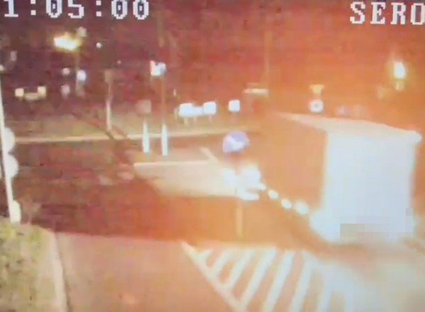 Policjanci udostępnili nagranie. Kierowca ciężarówki nie hamował przed rondem