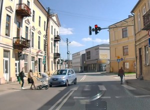 Zdążyła cofnąć wózek z dzieckiem. Kierująca autem nie zamierzała się zatrzymać [WIDEO]