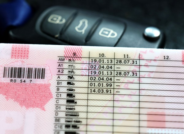 Zakazy prowadzenia pojazdów będą obowiązywały w całej UE. Jest porozumienie w tej sprawie