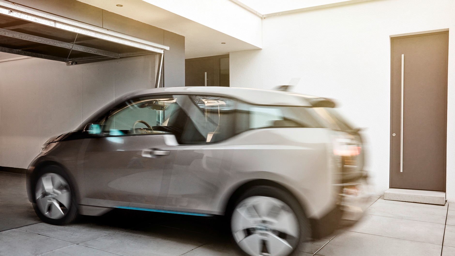 BMW i3 rozpozna gesty kierowcy pozostającego poza samochodem. Ruchy dłonią i ręką posłużą do wydawania komend o parkowaniu