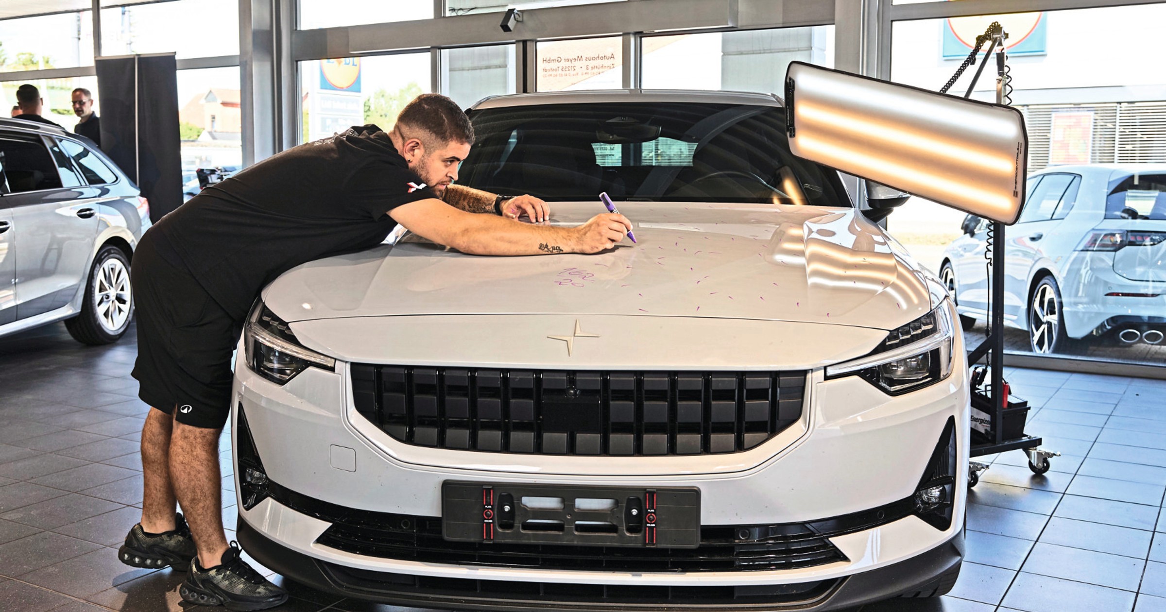 Nowe auto prosto z salonu? Być może już przeszło naprawę blacharską w techologii PDR – auta na placach dilerów i importerów nie są osłonięte przed gradem.