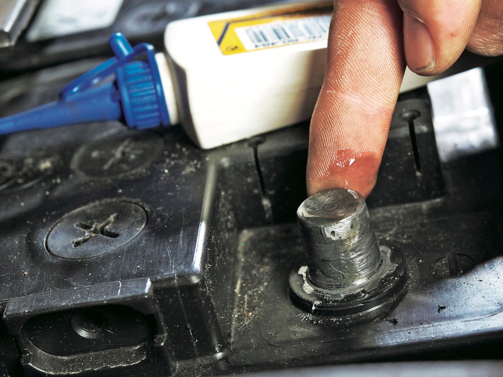 Czyszczenie bolca akumulatora