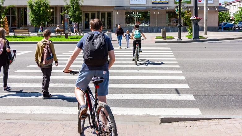 Przejazd rowerem przez przejście dla pieszych. Przepisy są w tej kwestii jasne (zdj. ilustracyjne)