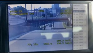 Motocyklista pędził po Trasie Średnicowej. Policjanci musieli ruszyć w pościg [WIDEO]
