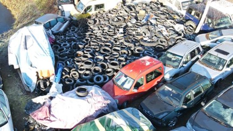 Nielegalne składowisko wraków i opon