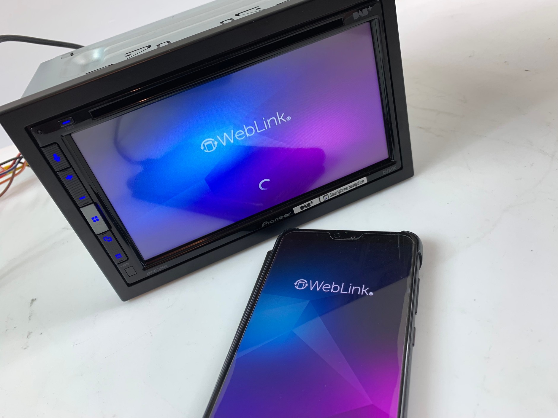 WebLink nowy standard łączności smartfona z radiem samochodowym