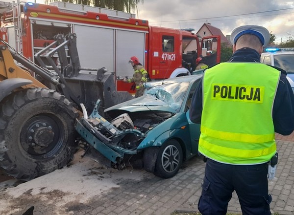 Poważny wypadek w Lęborku. Próbował uniknąć policyjnej kontroli i uderzył w koparkę
