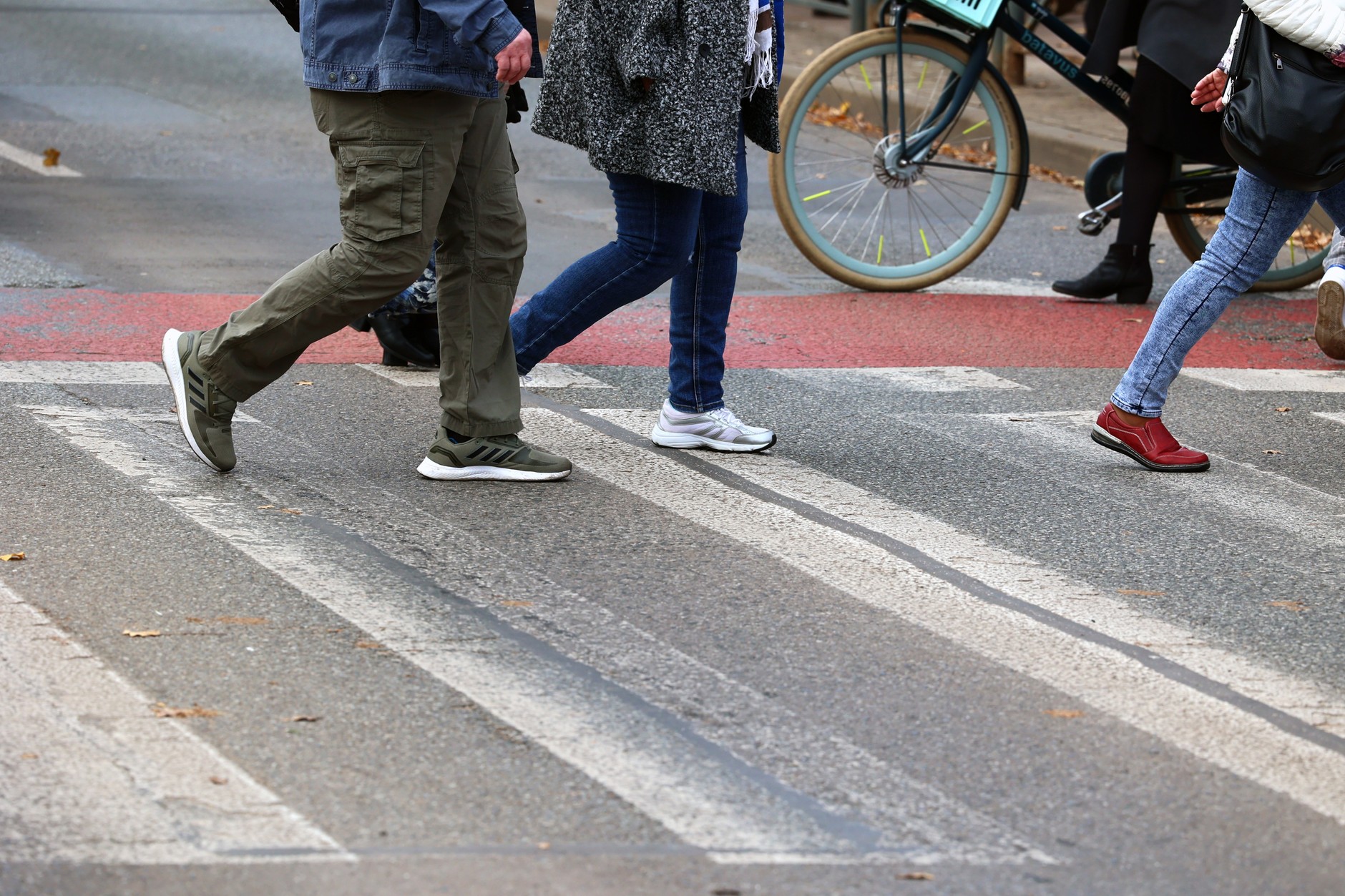 Kiedy pieszy może przejść przez przejście?