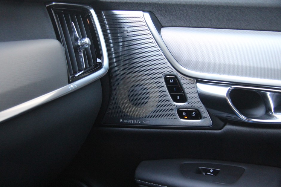 W górnej części drzwi zmieszczono średniotonowy i wysokotonowy - Bowers & Wilkins w Volvo V90