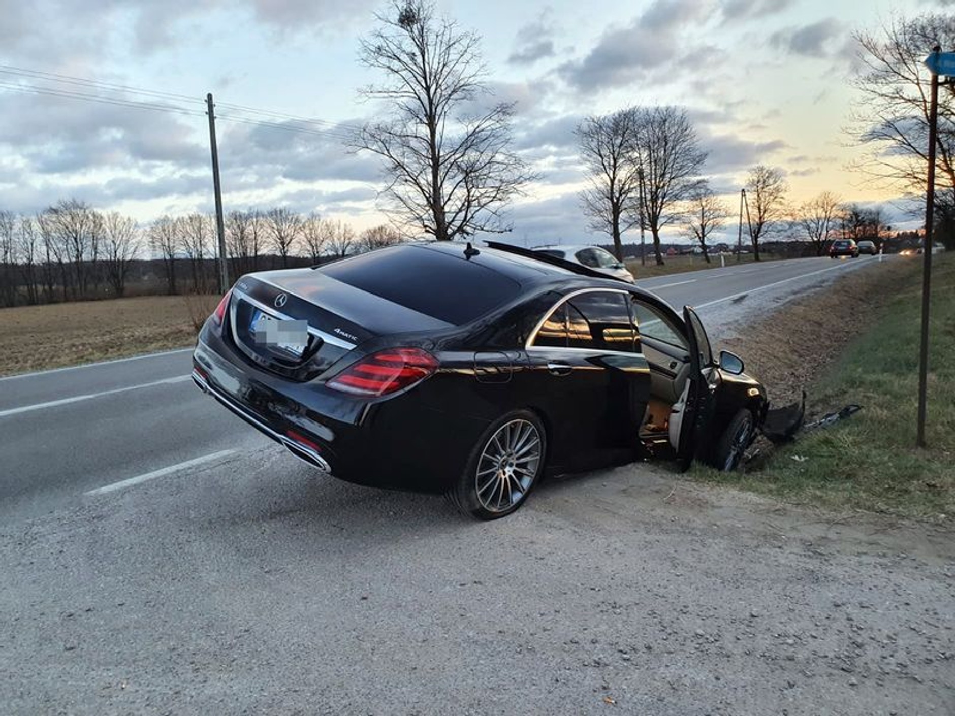 Kierowca Mercedesa Klasy S wpadł do rowu i uciekł z miejsca zdarzenia