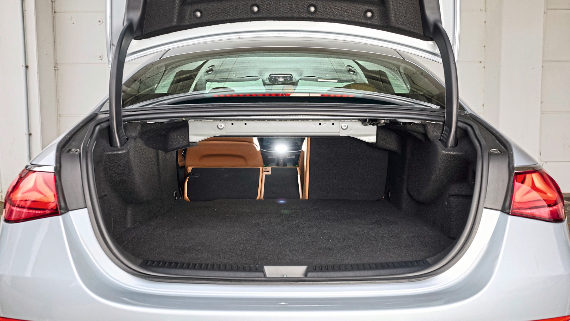 Mercedes E 400 e kontra Volvo S90 T8