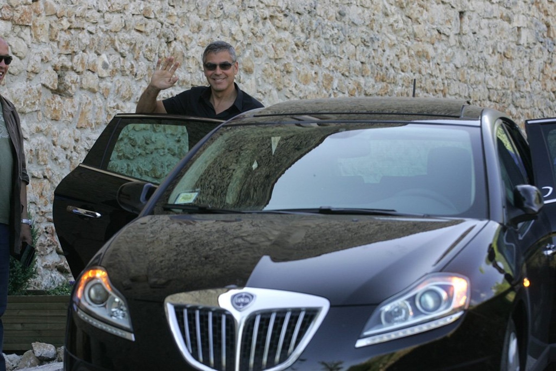 George Clooney z Lancią dla LAquila