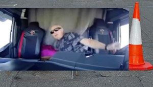 TIR dachował na prostej drodze, bo... kierowca sięgał po coś z kanapy [Nagranie]