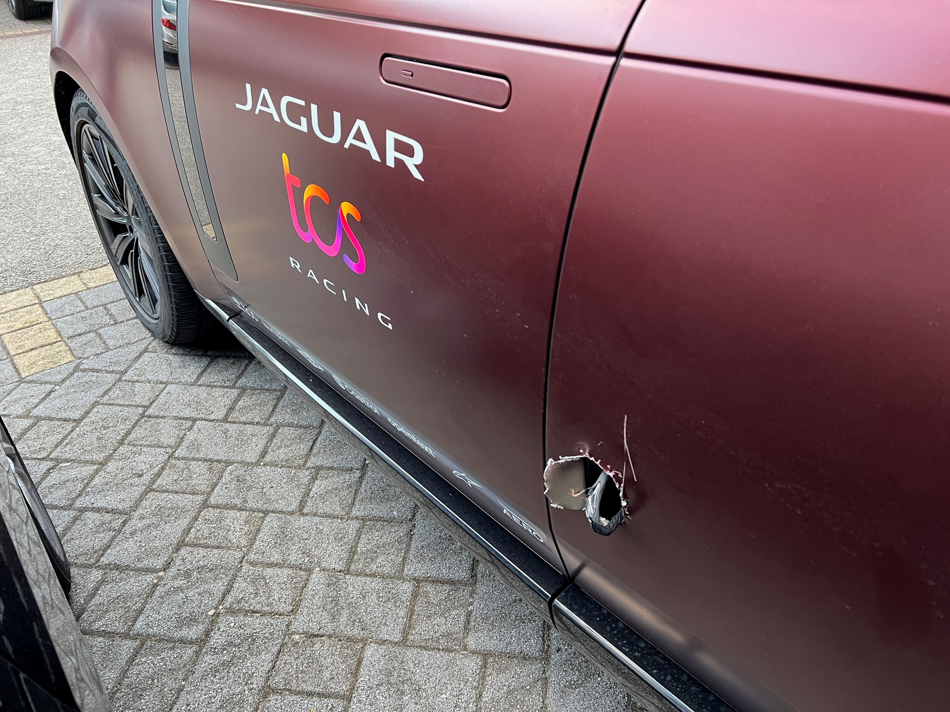 Ta dziura w drzwiach Range Rovera została zrobiona nieprzypadkowo