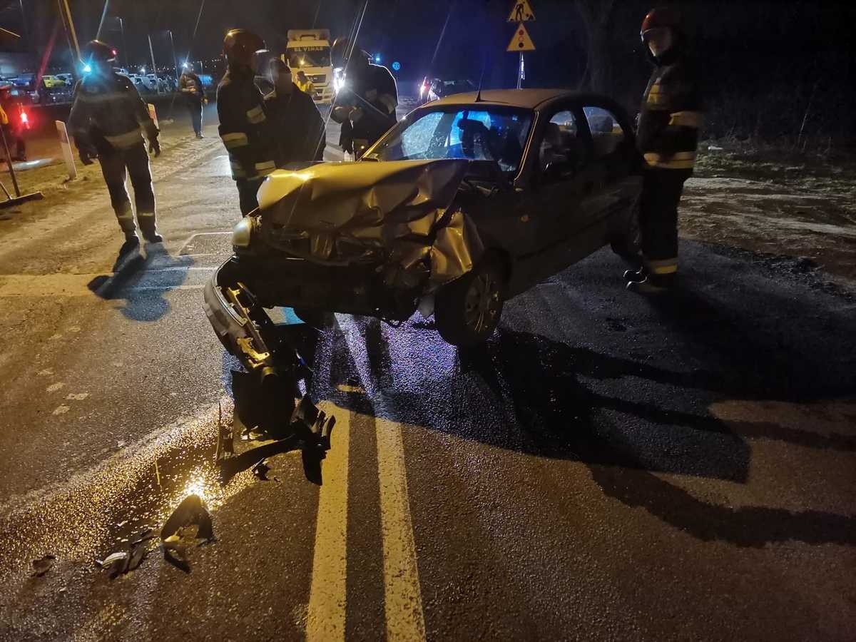 Kierowca Daewoo Lanosa uderzył w bok jadącego pociągu