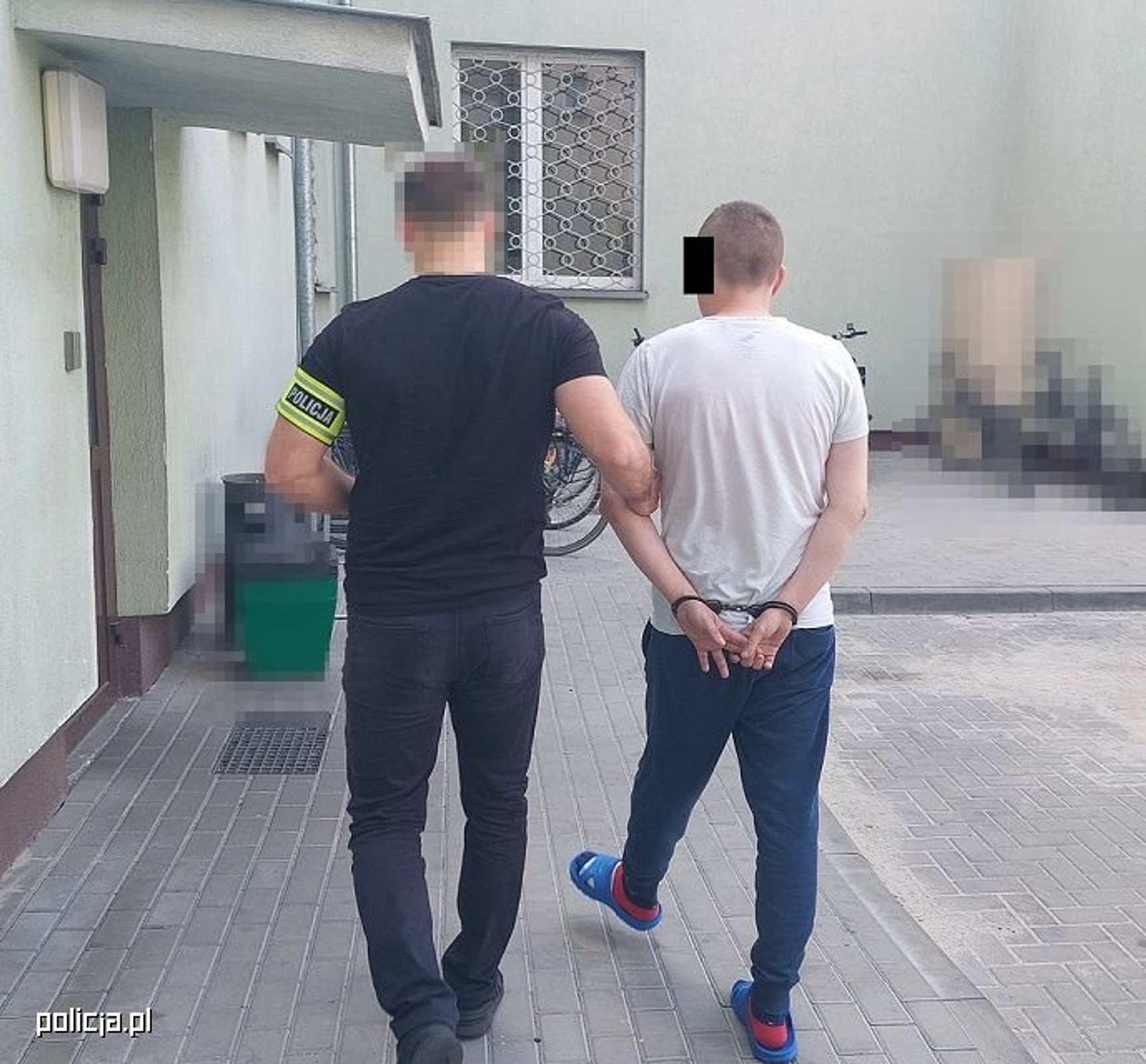 Próbował zatrzymać "pijanego za kółkiem". Kierowca toyoty wziął go na maskę
