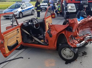 Wypadek na nowym odcinku A1. Auto dostawcze zderzyło się z Maluchem